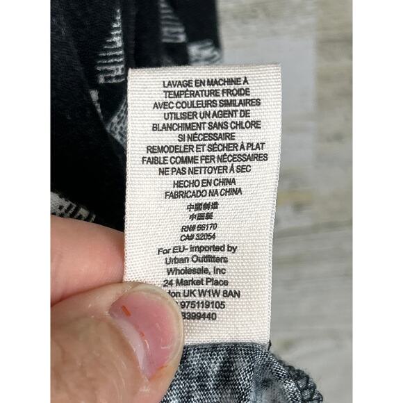 Free People Women’s Medium Dazed Black White Print Tie Cuff Cropped Blouse Top - Picture 7 of 8